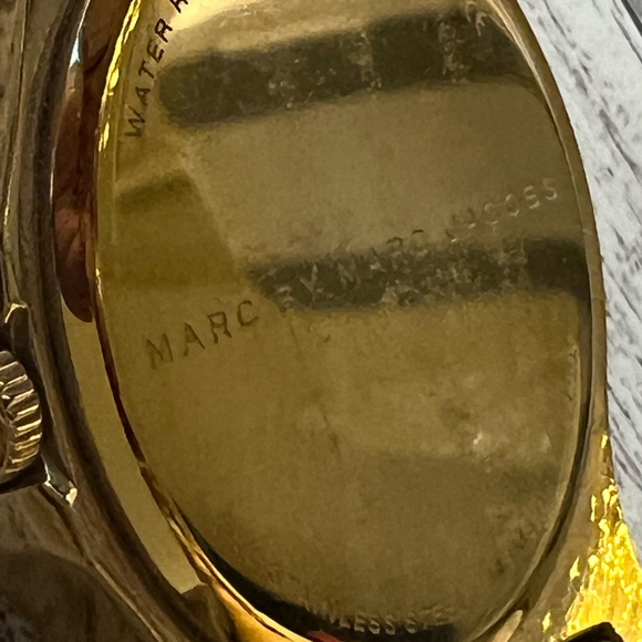 MARC by Marc Jacobs Women’s Wrist Watch. Gold-Toned Band. - Picture 6 of 12
